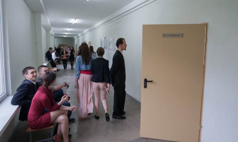 Vilniaus Karoliniškių gimnazijoje moksleiviai ruošiasi anglų kalbos valstybiniam egzaminui