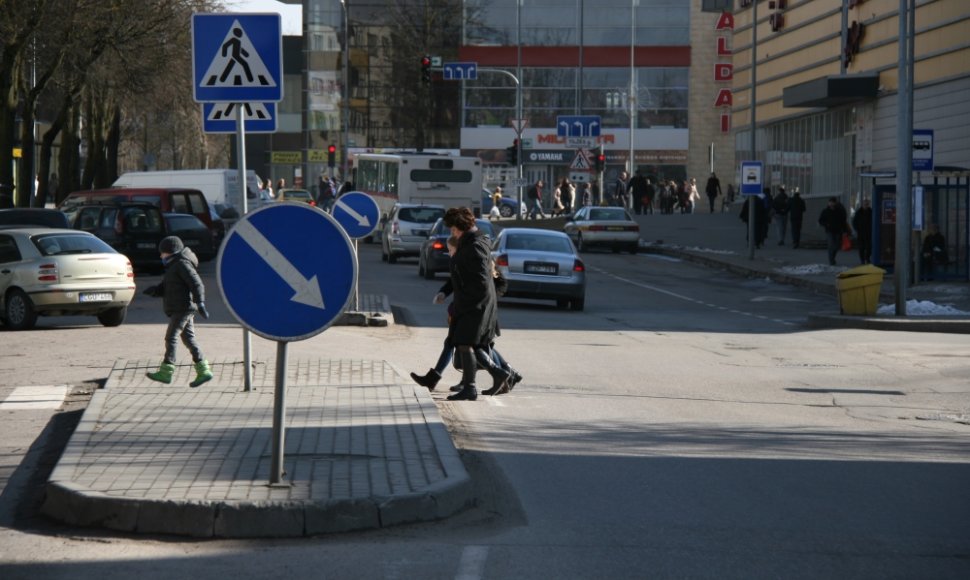 P.Cvirkos gatvės atkarpoje eismas vyksta viena kryptimi. Greta esančio prekybos centro savininkai siekia šioje gatvėje įteisinti dviejų krypčių eismą.