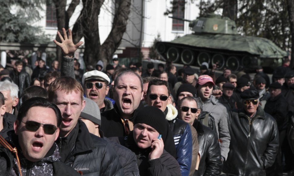 Prorusiškai nusiteikę protestuotojai Krymo sostinėje Simferopolyje