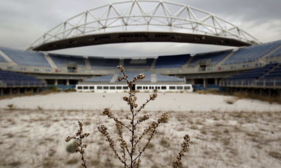 Apleistas olimpinis paplūdimio tinklinio stadionas Atėnuose