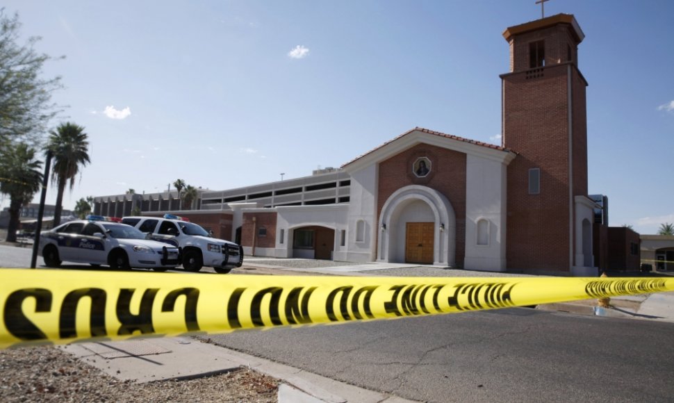 Užpuolikai katalikų bažnyčioje JAV nušovė kunigą