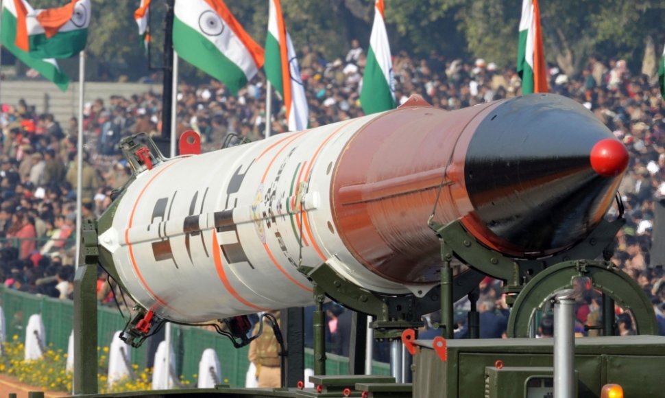 Branduolinį ginklą galinti transportuoti raketa demonstruojama parade Indijoje
