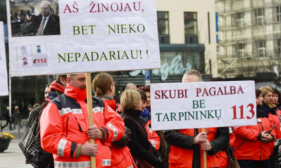 Į mitingą Vilniaus centre medikai suvažiavo ir greitosios pagalbos automobiliais