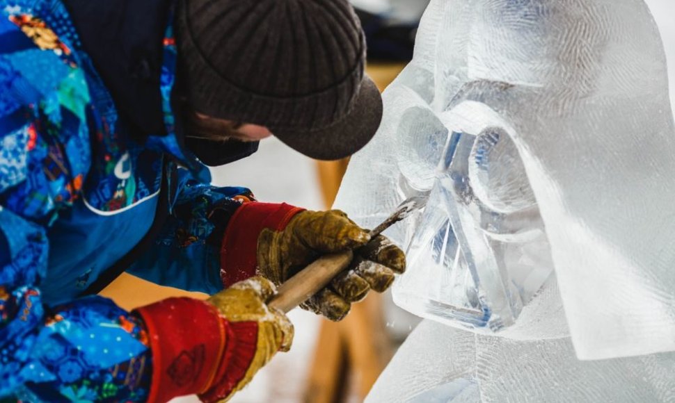 Menininkai ruošia ledo skulptūras