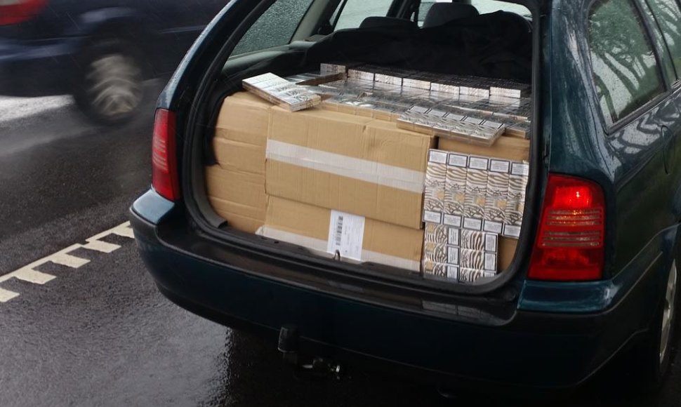Kaunietis automobilyje vežė 9 tūkst. baltarusiškų cigarečių pakelių