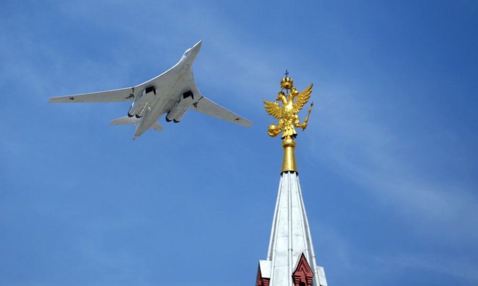 Strateginis bombonešis „Tupolev Tu-160 Blackjack“. Karinis paradas Maskvos Raudonojoje aikštėje