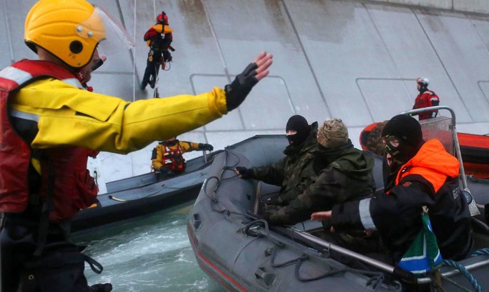 Rusijos pareigūnai išsilaipino „Greenpeace“ laive Arktyje. 