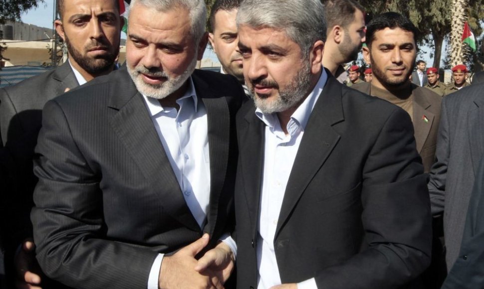 „Hamas“ premjeras Ismailas Haniyehas (kairėje) ir „Hamas“ lyderis Khaledas Meshaalas