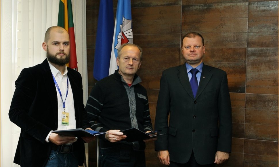 Policijos generalinis komisaras S.Skvernelis apdovanojo TV3 žurnalistą Vytautą Dovydaitį (kairėje) ir operatorių Albiną Bubelevičių (viduryje).