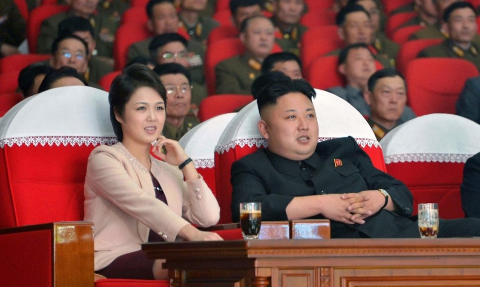 Šiaurės Korėjos lyderis Kim Jong Unas su žmona Ri Sol Ju Maranbong Band koncerte