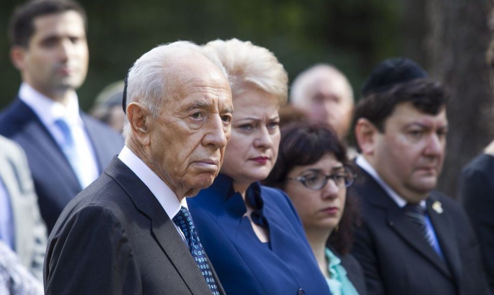 Shimonas Peresas kartu su Lietuvos vadove Dalia Grybauskaite Panerių memoriale pagerbė Holokausto aukas.