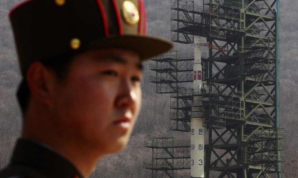 Karys stovi netoli Šiaurės Korėjos raketos „Unha-3“