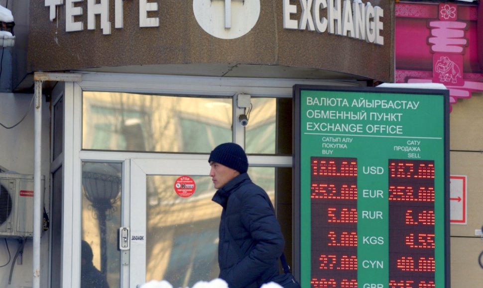 Kazachstano Tengės kursas dolerio atžvilgiu sumažintas 19 proc.