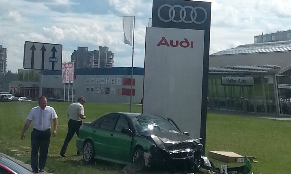 Sudaužytas „Volvo“ įvykio vietoje