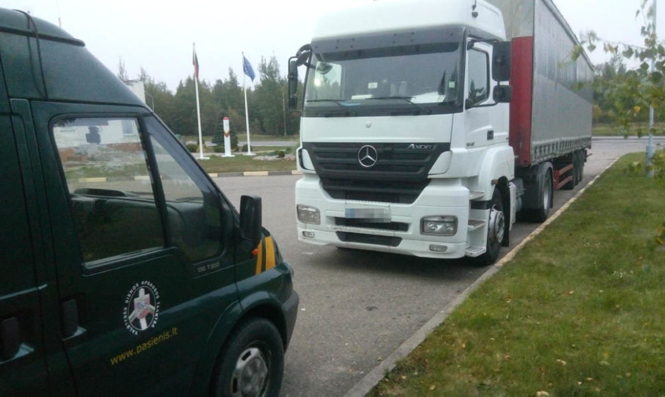 Vairuotojas VSAT pareigūnams pateikė tvarkingą prancūzišką vilkiko „Mercedes-Benz“ registracijos liudijimą ir lietuvišką puspriekabės laikinosios registracijos pažymėjimą. Paaiškėjo, kad šis dokumentas – klastotė.