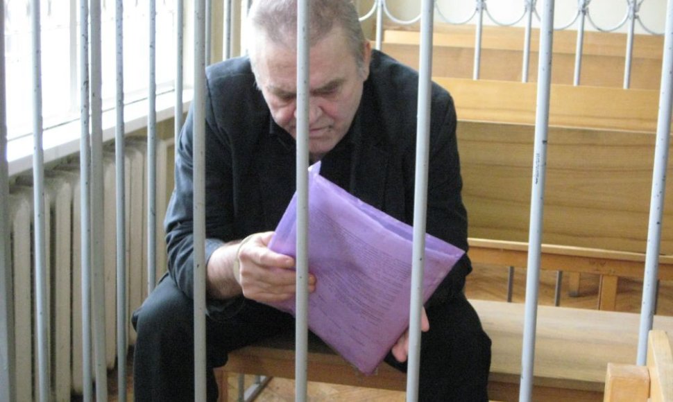 Už itin žiaurų nužudymą nuteistas Vladimiras Sosulinas garsiai pyko ant teisėjos. 