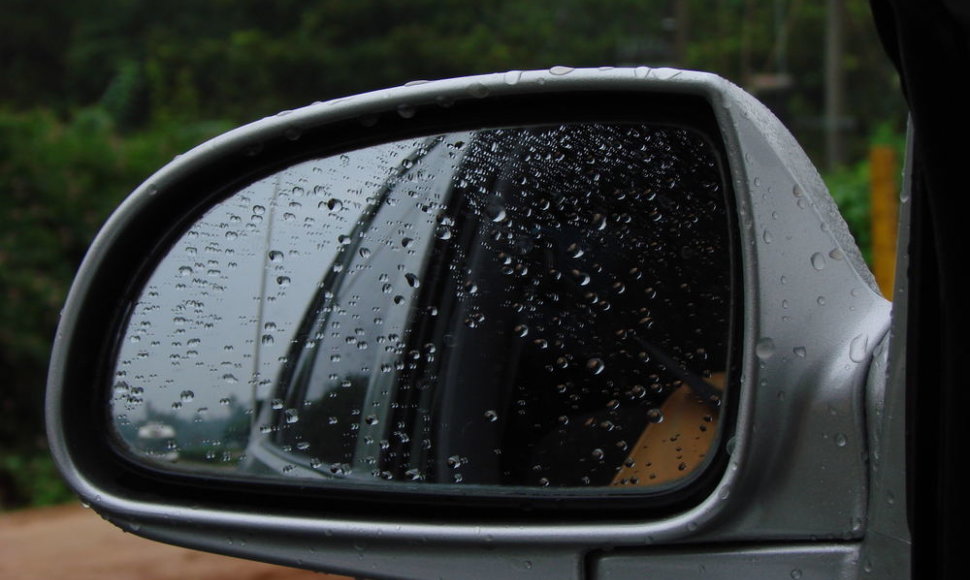 Šlapias automobilio veidrodėlis