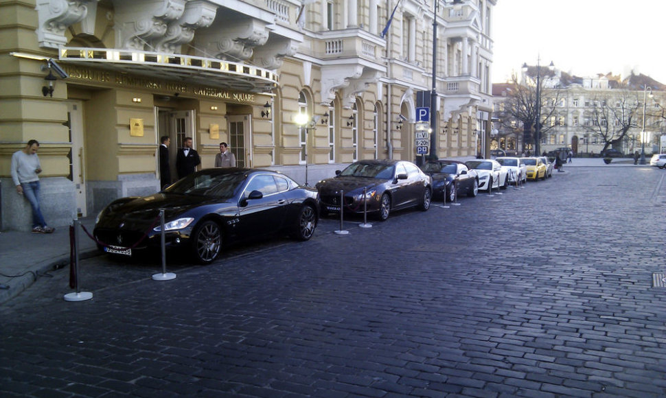 „Maserati“ automobiliai prie „Kempinski“ viešbučio
