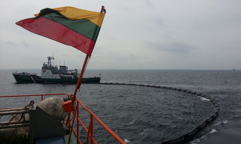 Karinių jūrų pajėgų laivas „Šakiai“ Baltijos jūroje treniravosi šalinti naftos dėmes