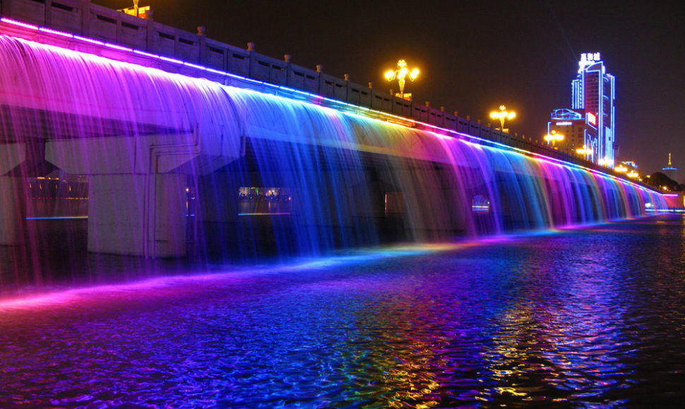 Vaivorykštės tiltas Seule – ilgiausias pasaulyje tiltas fontanas