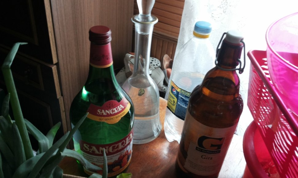 Alytiškio namuose rasta 10 litrų nelegaliai laikomo alkoholio – naminės