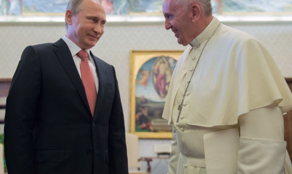 Vladimiras Putinas (kairėje) ir popiežius Pranciškus
