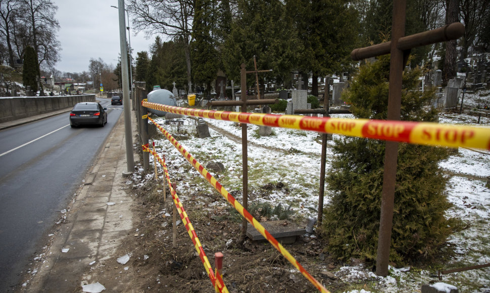 Išversta tvora Rasų kapinėse