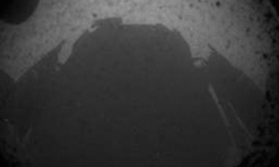 „Curiosity“ roboto šešėlis ant Marso paviršiaus