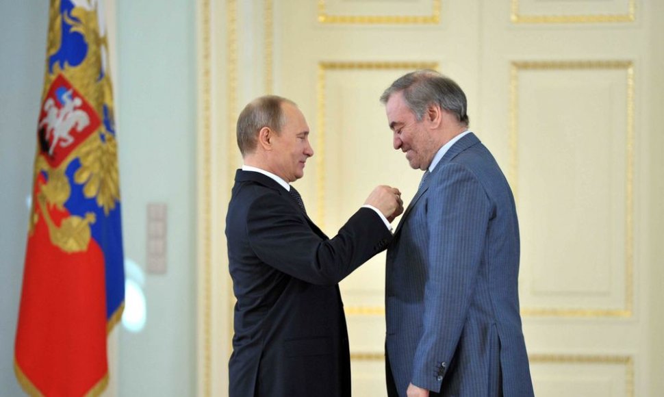 Vladimiras Putinas įteikia Darbo didvyrio apdovanojimą Valerijui Gergijevui.
