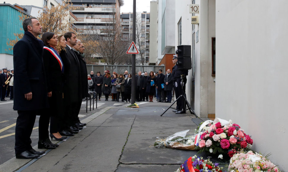 Paryžiuje pagerbtos „Charlie Hebdo“ redakcijoje ir žydų parduotuvėje nužudytos aukos