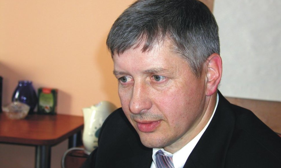 Vis dažniau Lazdijų rajono politikos opozicijos lyderiu įvardijamas Saulius Petrauskas dirbs Seimo narės Kristinos Miškinienės padėjėju.