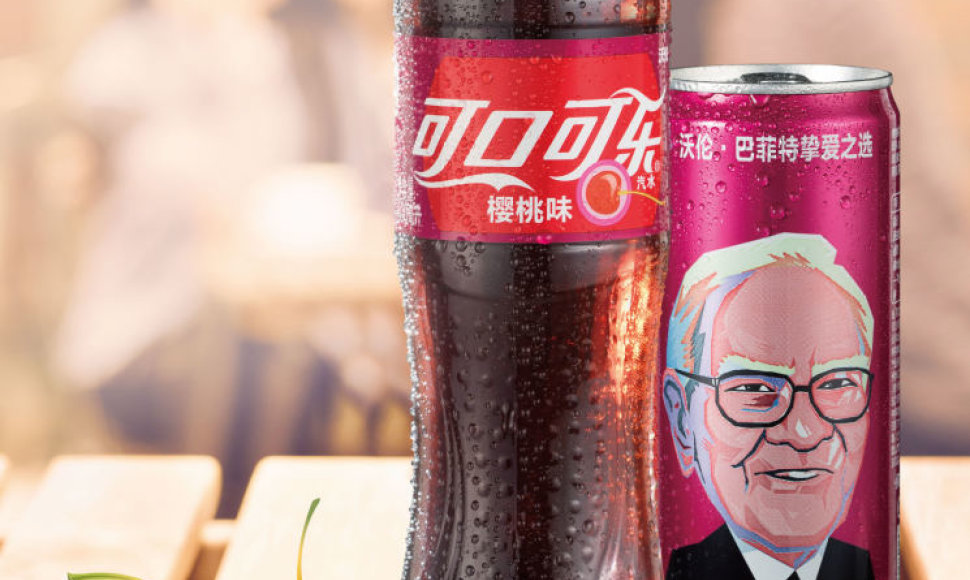 Milijardierius Warrenas Buffettas tapo „Cherry Coke“ „veidu“ Kinijoje