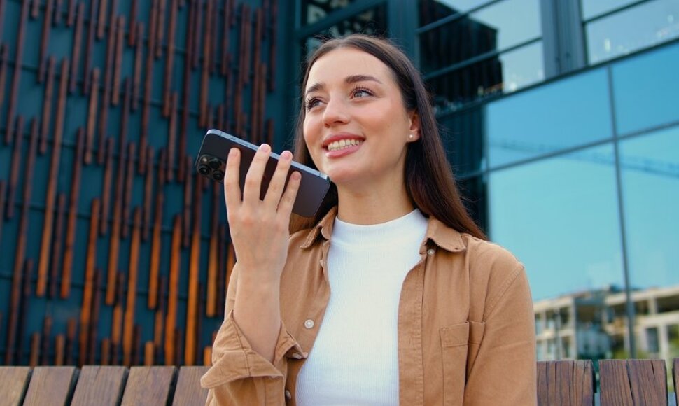 Mergina kalba telefonu