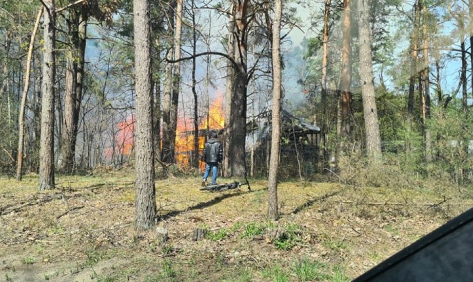 Vilniuje, Valakupiuose, Lizdeikos g. 5 dega medinis negyvenamas namas