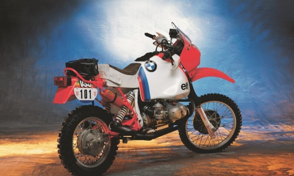 1985-aisiais Dakare triumfavęs vieno litro BMW – juo į pergalę skubėjo Gastonas Rahieras (BMW nuotrauka)