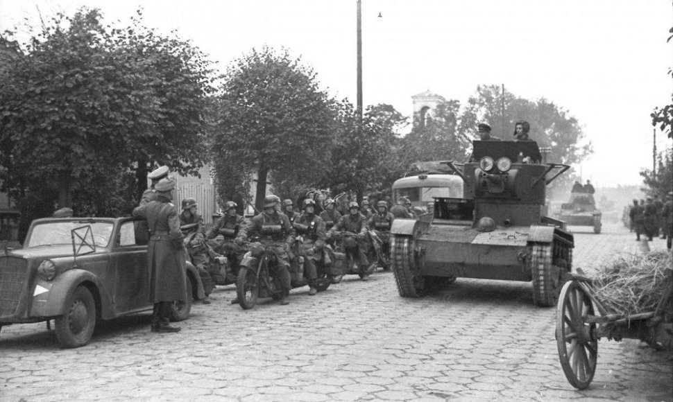 Vokiečių motociklininkai ir sovietų tankistai Brest-Litovske 1939 m. rugsėjį