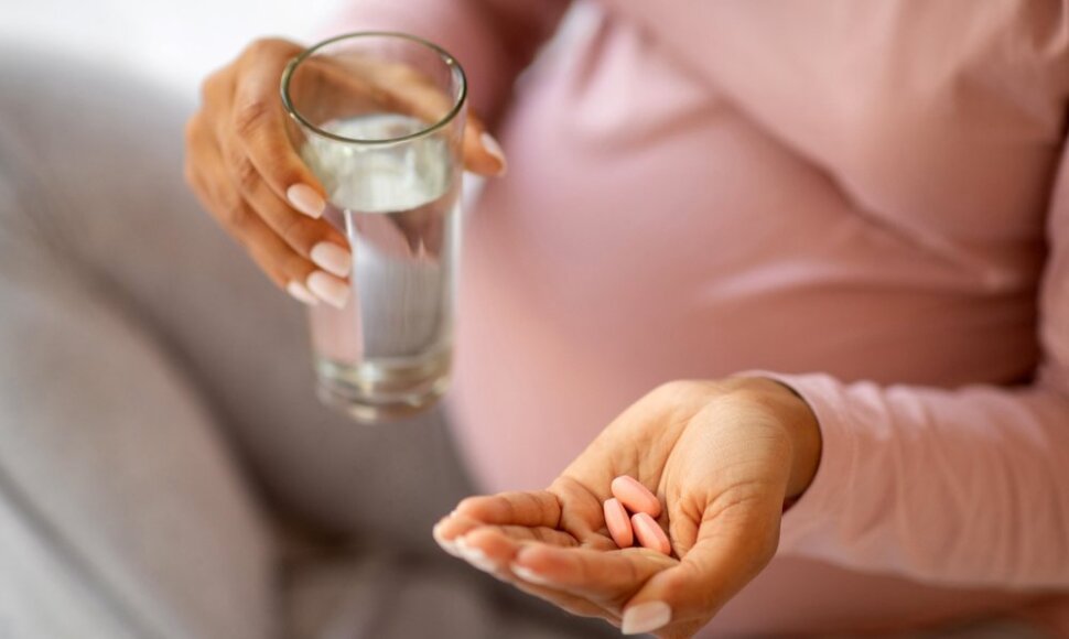 Nėščioji geria vitaminus