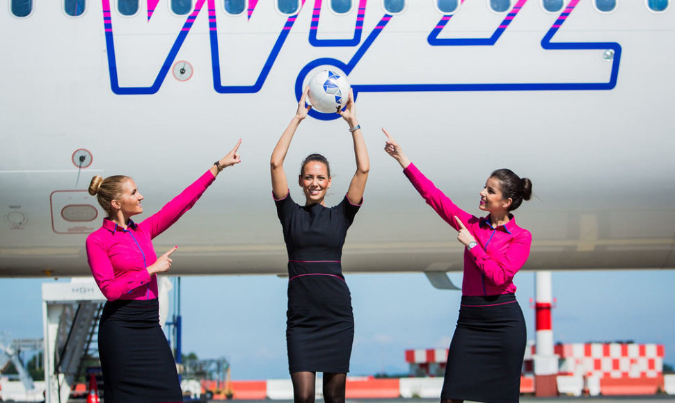 „Wizz Air“ skrydžio palydovės futbolo gerbėjams praneš naujausius rezultatus