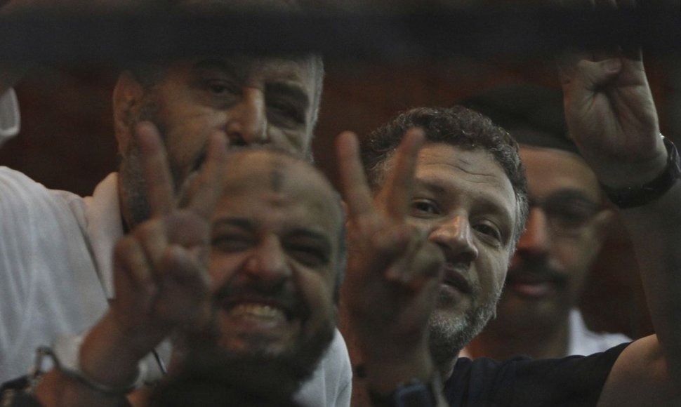 „Musulmonų brolijos“ atstovai per teismo posėdį Kaire