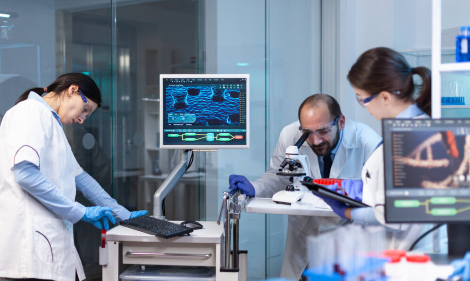 Mokslininkai laboratorijoje