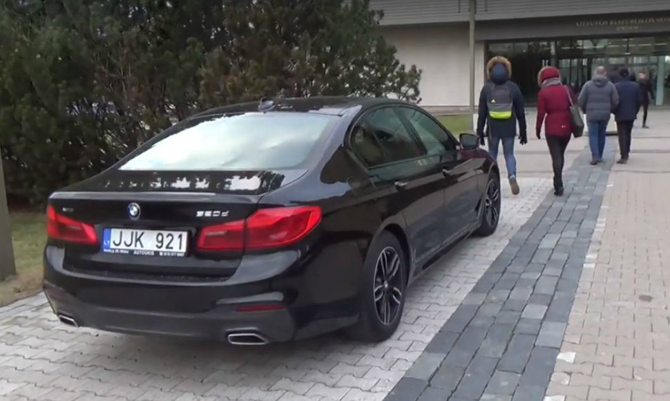 Sveikatos apsaugos ministerijai priklausantis BMW ant šaligatvio prie Seimo