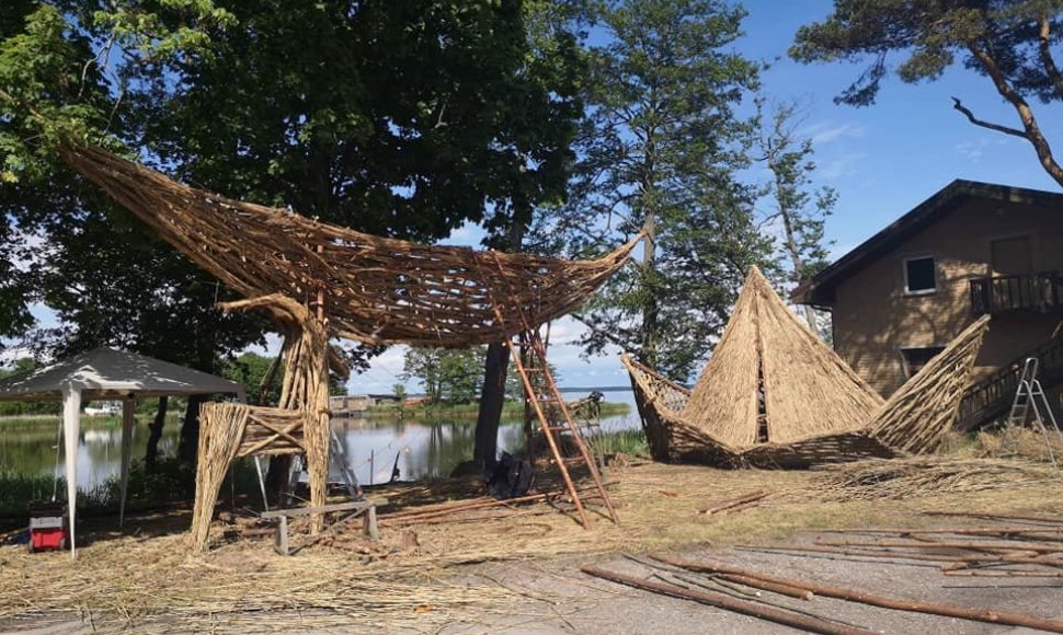 Juodkrantėje antrą savaitę keturi menininkai kuria nendrines skulptūras, kurios visą vasarą puoš Gintaro įlanką.