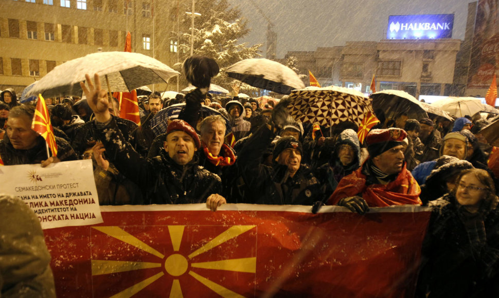 Makedonijos sostinėje tūkstančiai žmonių protestavo prieš planus keisti šalies pavadinimą