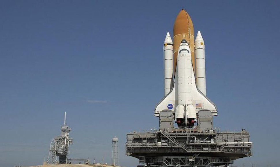 NASA raketų transporteris su Atlantis erdvėlaiviu keliauja iki paleidimo aikštelės. (NASA/Kim Shiflett, Wikimedia)