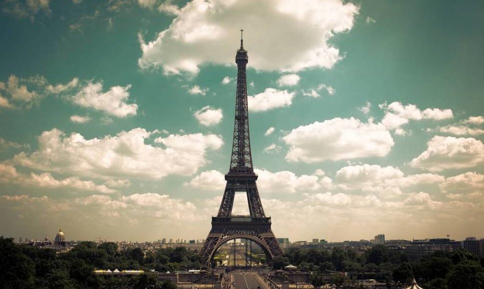 Prancūzijos pasididžiavimas – Eifelio bokštas ir gražios moterys