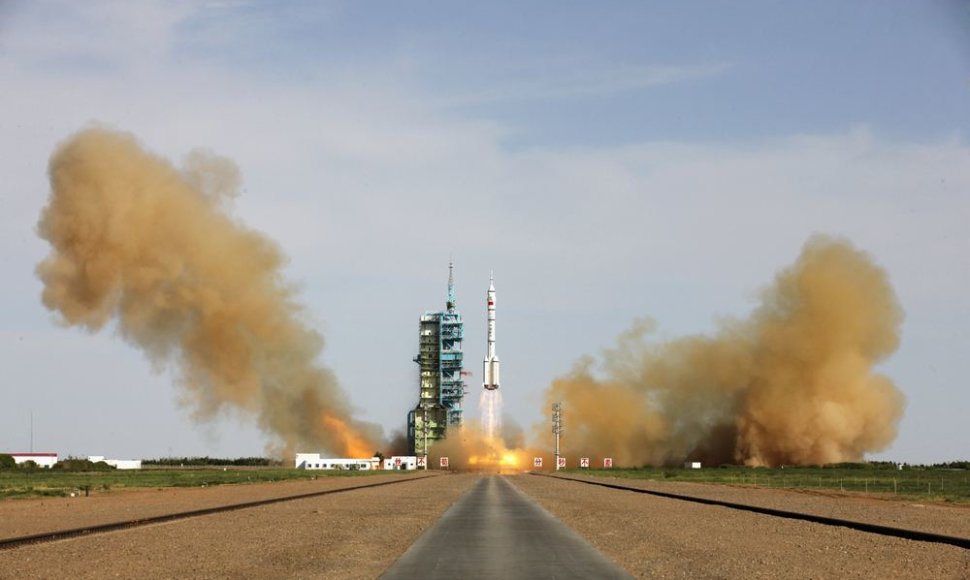 Raketos nešėjos „Long March“ pakilimas 