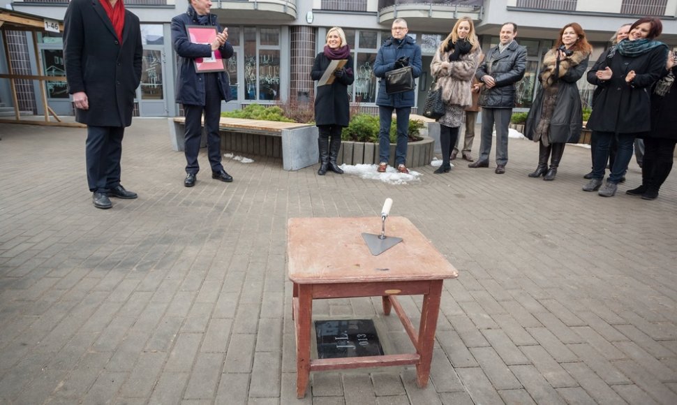 Vilniaus Mindaugo gatvėje į paminklo Johnui Lennonui pamatą įmūrytas pirmas simbolinis akmuo.