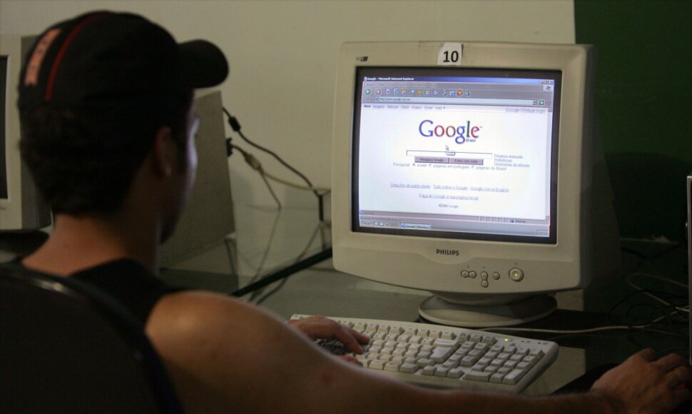Vaikinas interneto kavinėje Brazilijoje