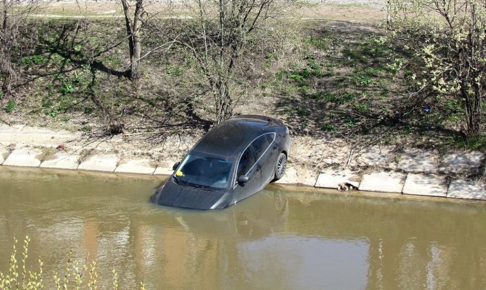 Automobilis vandenyje