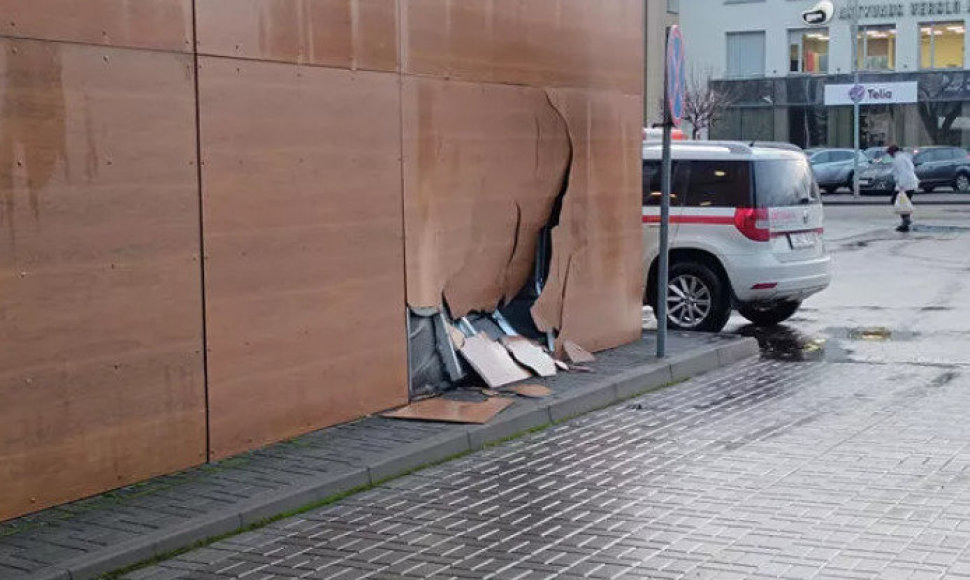 Tauragėje pensininkas įvažiavo į banko pastatą